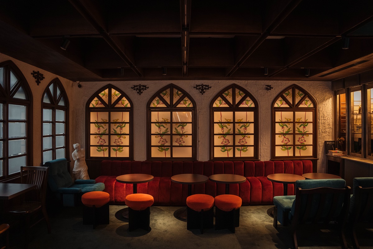 拖延症人救星！西門町百坪老屋咖啡廳「進度監督員」暴紅，５層樓重點帶逛