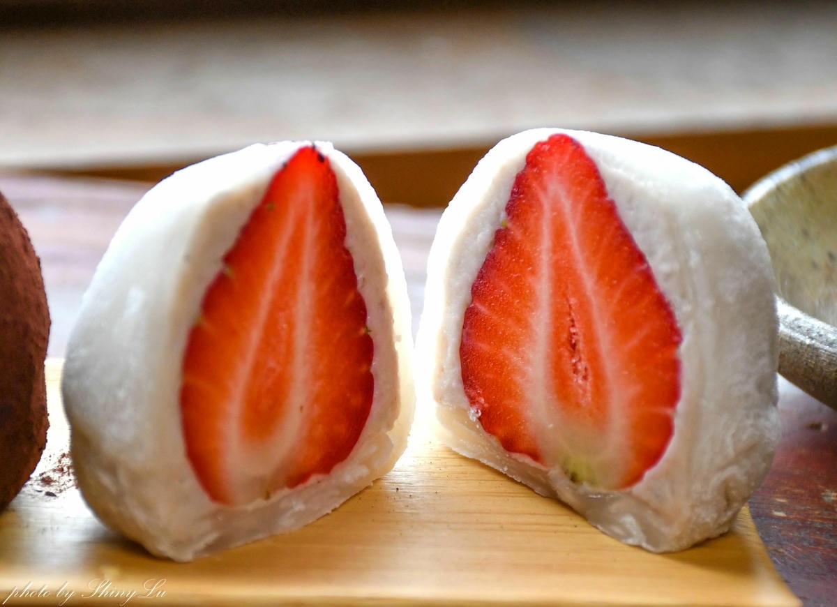 全台14家排隊草莓大福「斷面秀」：一顆25元 vs 精品級甜點，你的命定大福是哪顆？