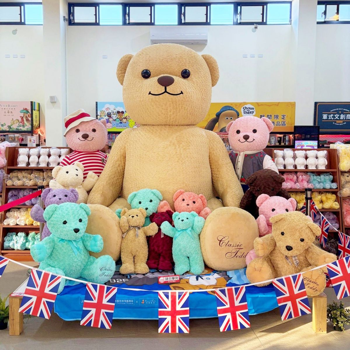 全台首座「海上泰迪熊樂園」！帥氣軍艦變身熊熊博物館，門票100元就能逛