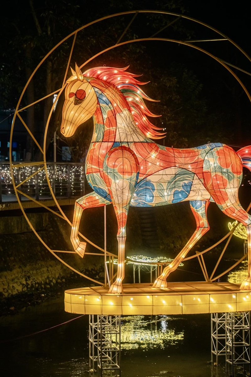 2026全台最美燈會在這邊！４大主題燈區搶先看，美拍水晶獨角獸、客家花布馬