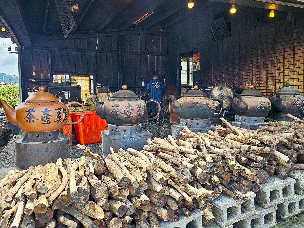 巨型茶壺雞太吸睛！白河關子嶺８間甕仔雞：地瓜、雞油飯吃到飽，還可泡泥漿湯屋