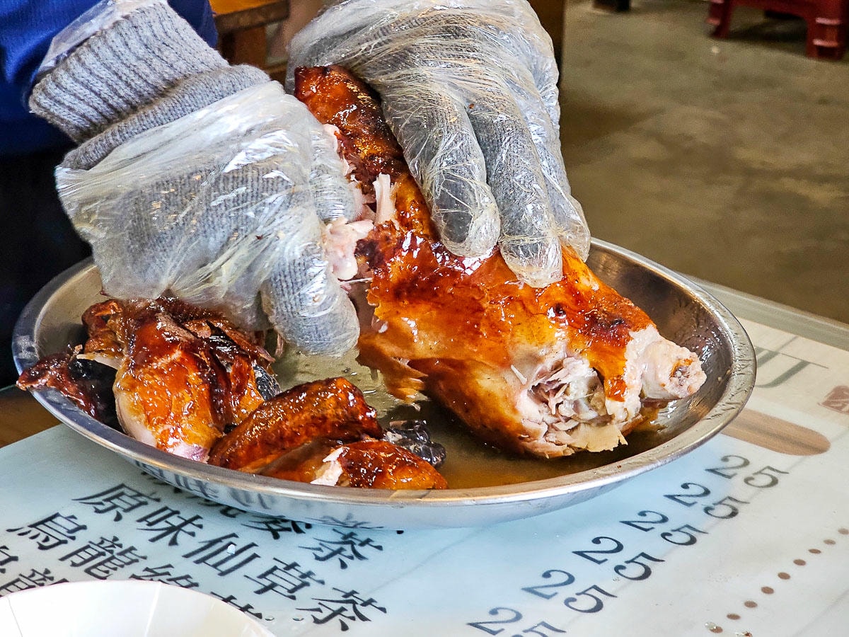 巨型茶壺雞太吸睛！白河關子嶺８間甕仔雞：地瓜、雞油飯吃到飽，還可泡泥漿湯屋