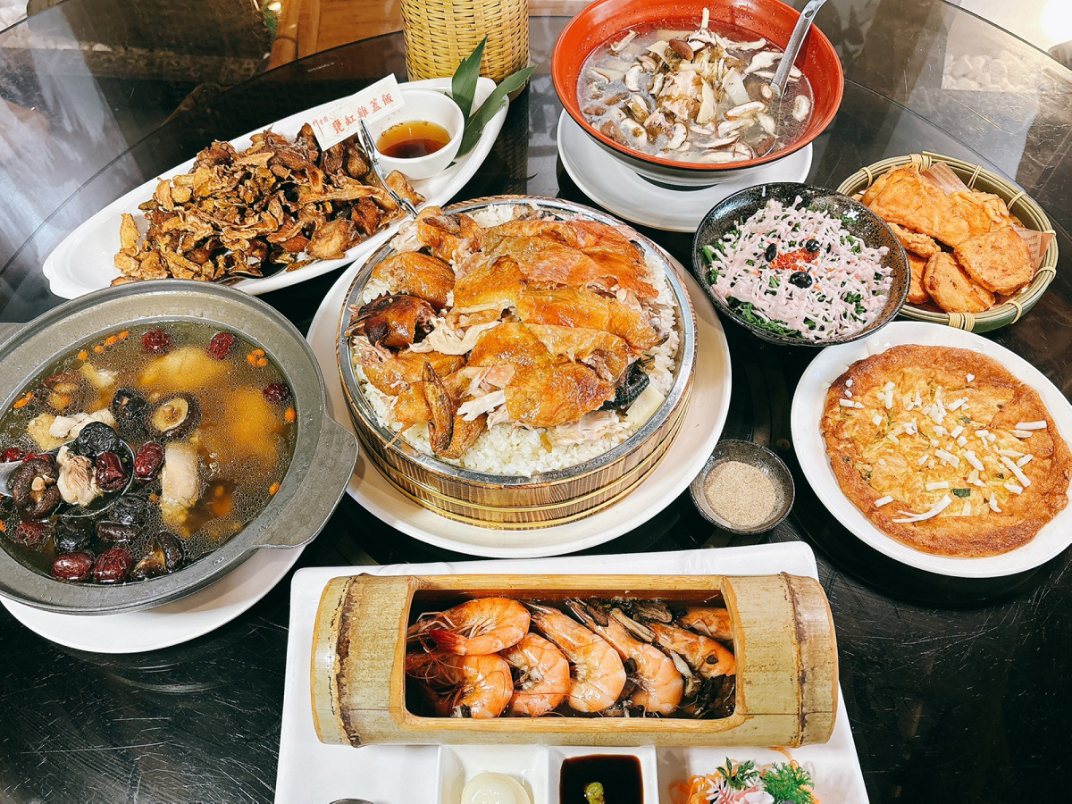 巨型茶壺雞太吸睛！白河關子嶺８間甕仔雞：地瓜、雞油飯吃到飽，還可泡泥漿湯屋