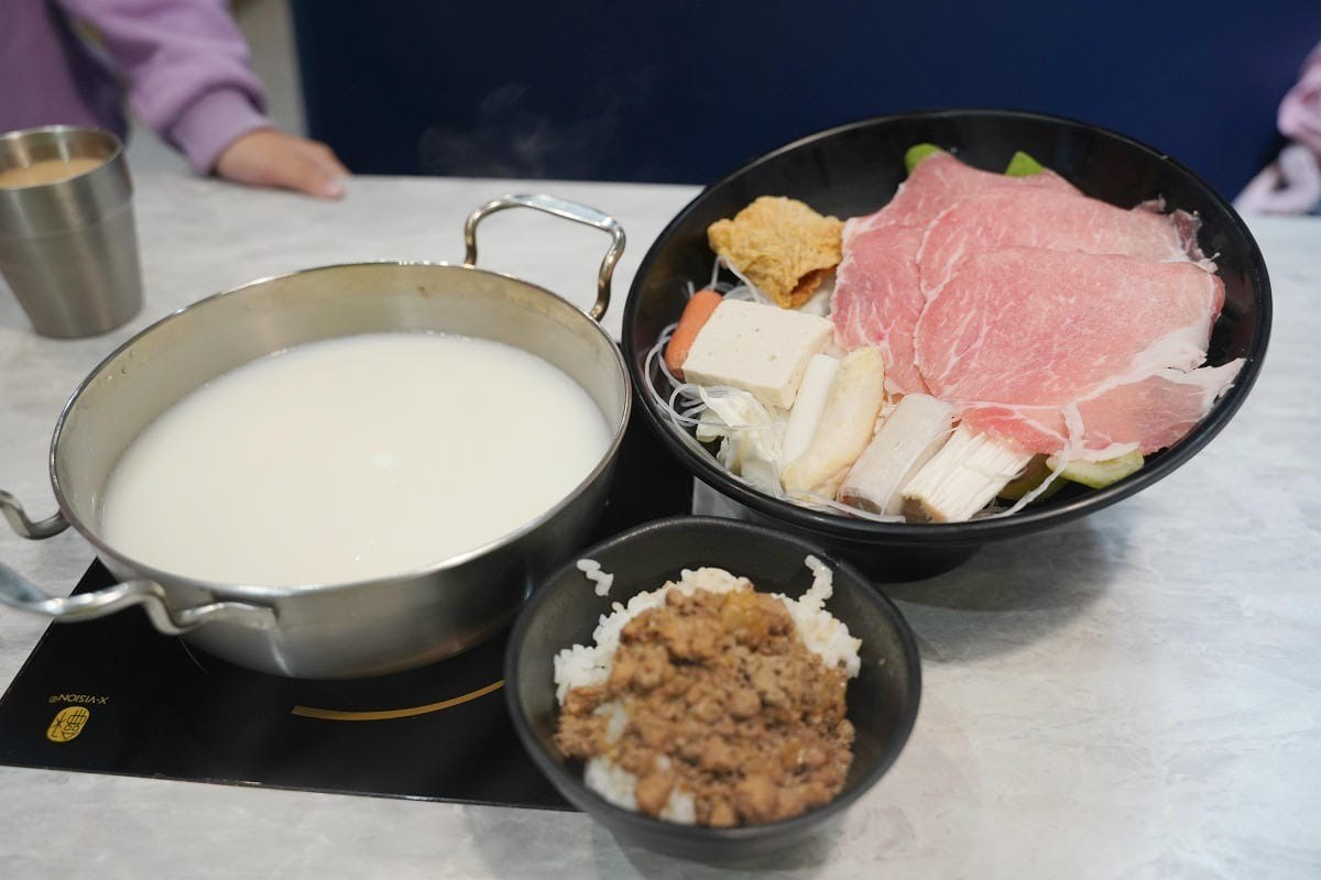 139元吃到飽!超狂「平價小火鍋」滷肉飯、甜點、冰淇淋暢吃,必嗑牛奶鍋 139元吃到飽!超狂「平價小火鍋」滷肉飯、甜點、冰淇淋暢吃,必嗑牛奶鍋