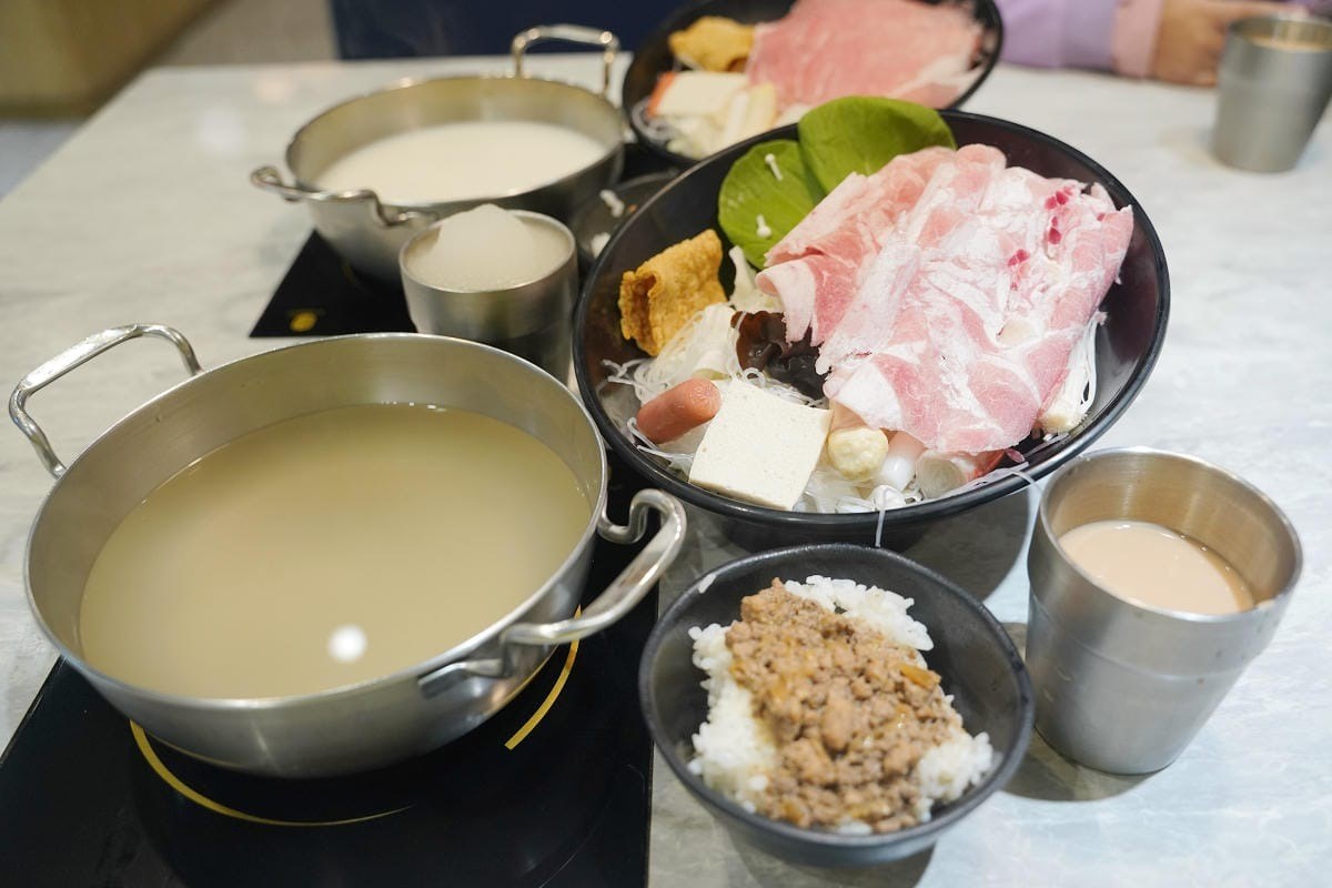 139元吃到飽!超狂「平價小火鍋」滷肉飯、甜點、冰淇淋暢吃,必嗑牛奶鍋 139元吃到飽!超狂「平價小火鍋」滷肉飯、甜點、冰淇淋暢吃,必嗑牛奶鍋