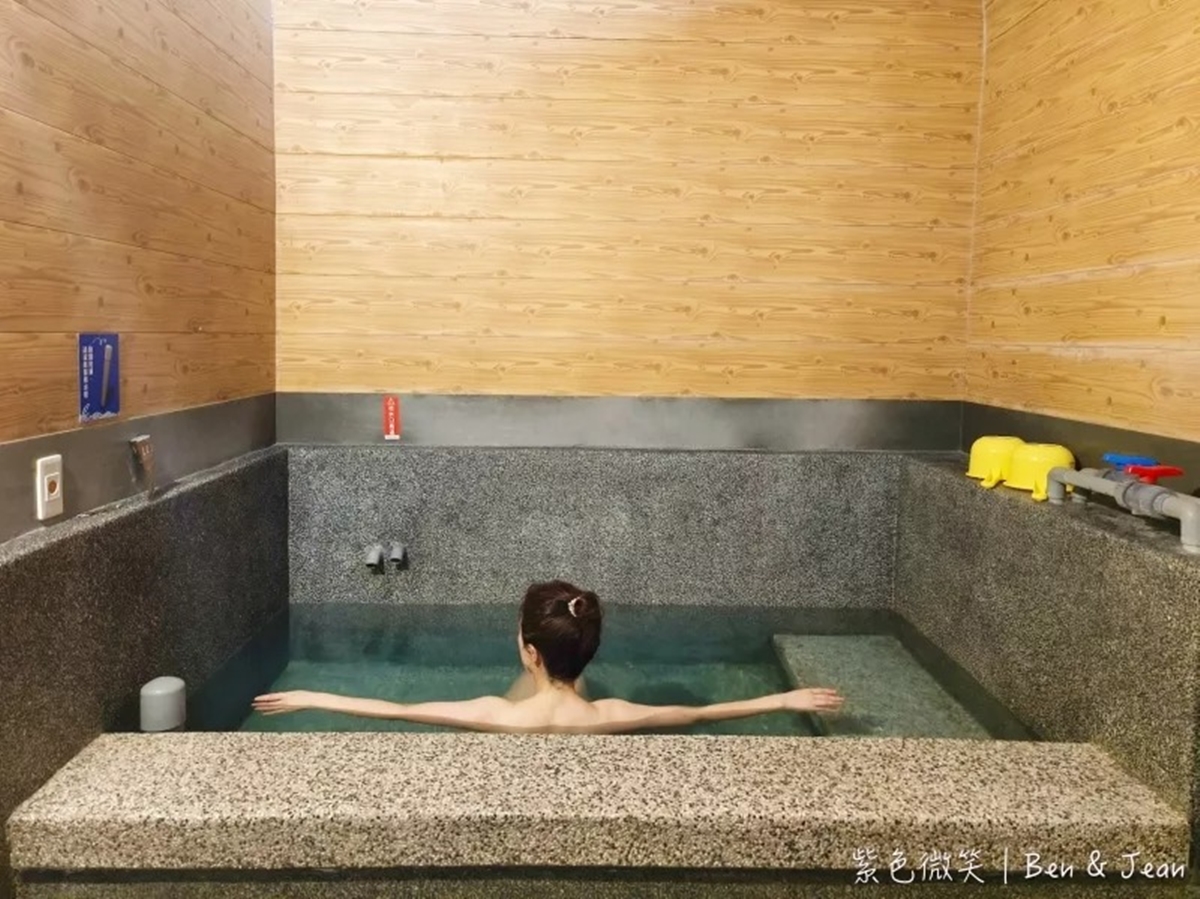 雙人泡湯只要300元！礁溪在地人也常去的源頭湯屋，開到凌晨還附免費停車場
