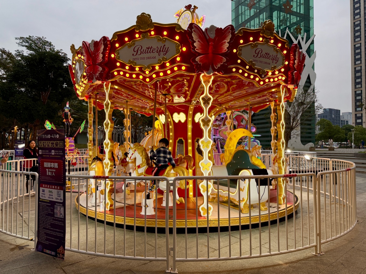 最夢幻「夜間遊樂園」！旋轉木馬、海盜船、彈跳床６大設施，再送100元餐券