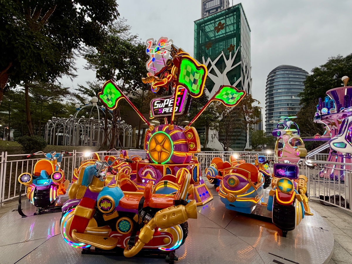 最夢幻「夜間遊樂園」！旋轉木馬、海盜船、彈跳床６大設施，再送100元餐券