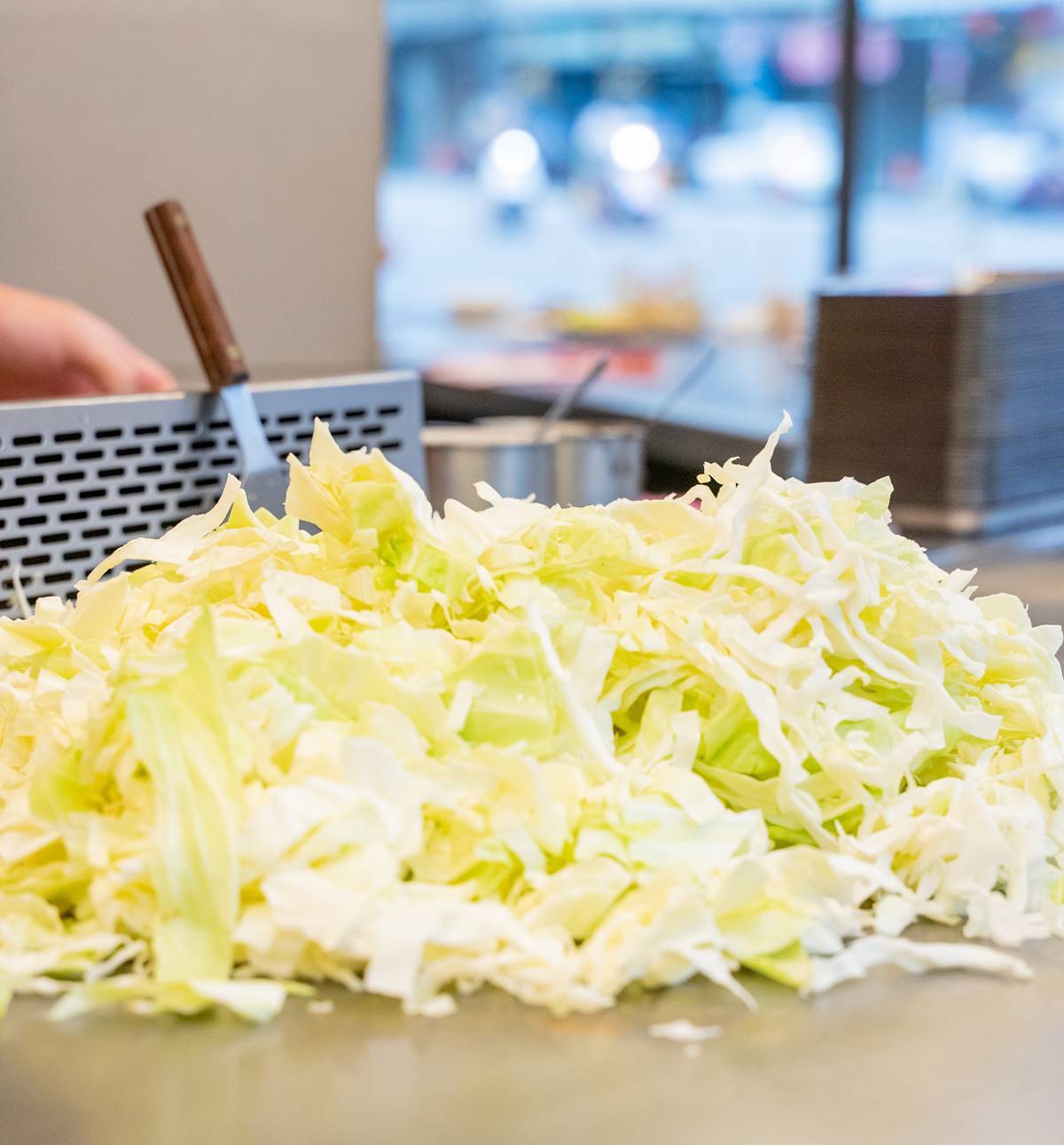 鹹酥雞隱藏料理：炸高麗菜好吃到發瘋！去油小撇步大公開