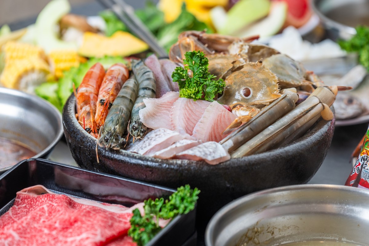 全台首推「年菜吃到飽」！469元火鍋＋百款自助吧暢吃，加129元嗑松葉蟹
