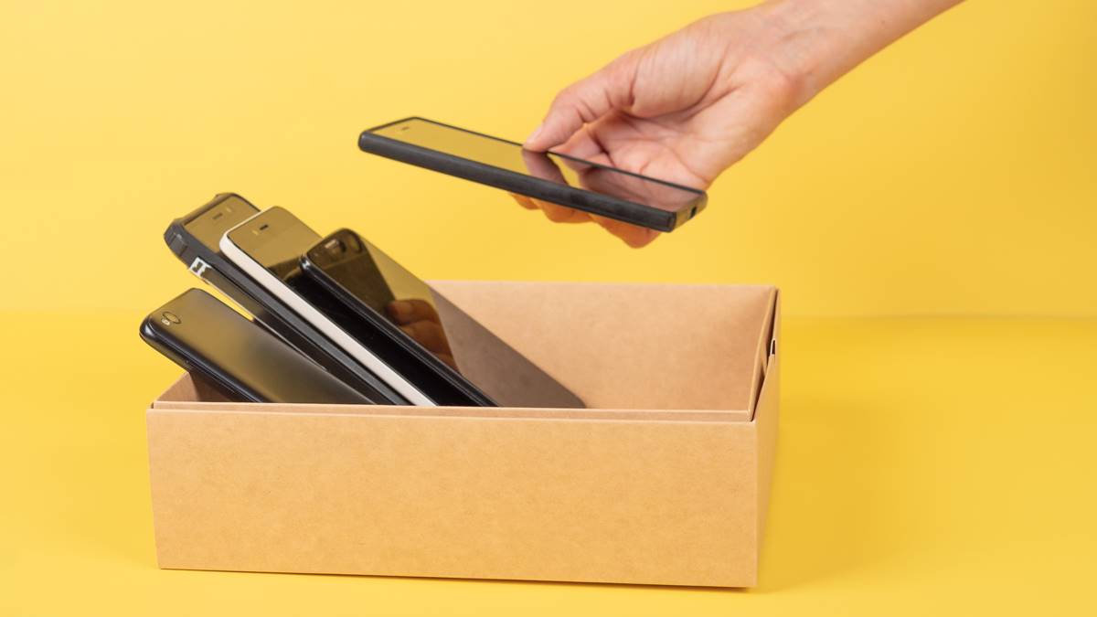 家中隱藏炸彈快丟掉別留念！消防曝手機不使用也會自燃，舊手機回收方式一覽