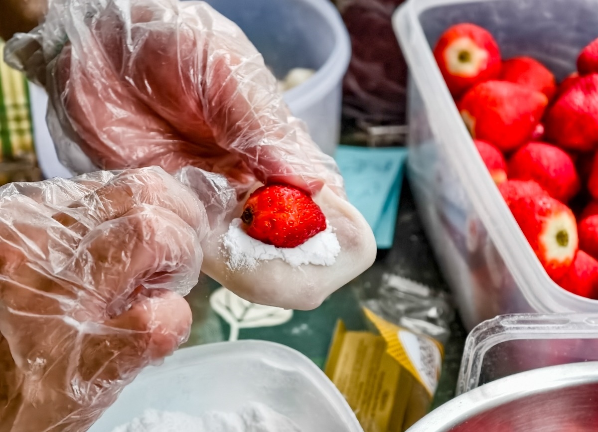 老闆拜託別再來排？高雄爆紅「10元草莓麻糬」，搶不到號碼牌明天請早