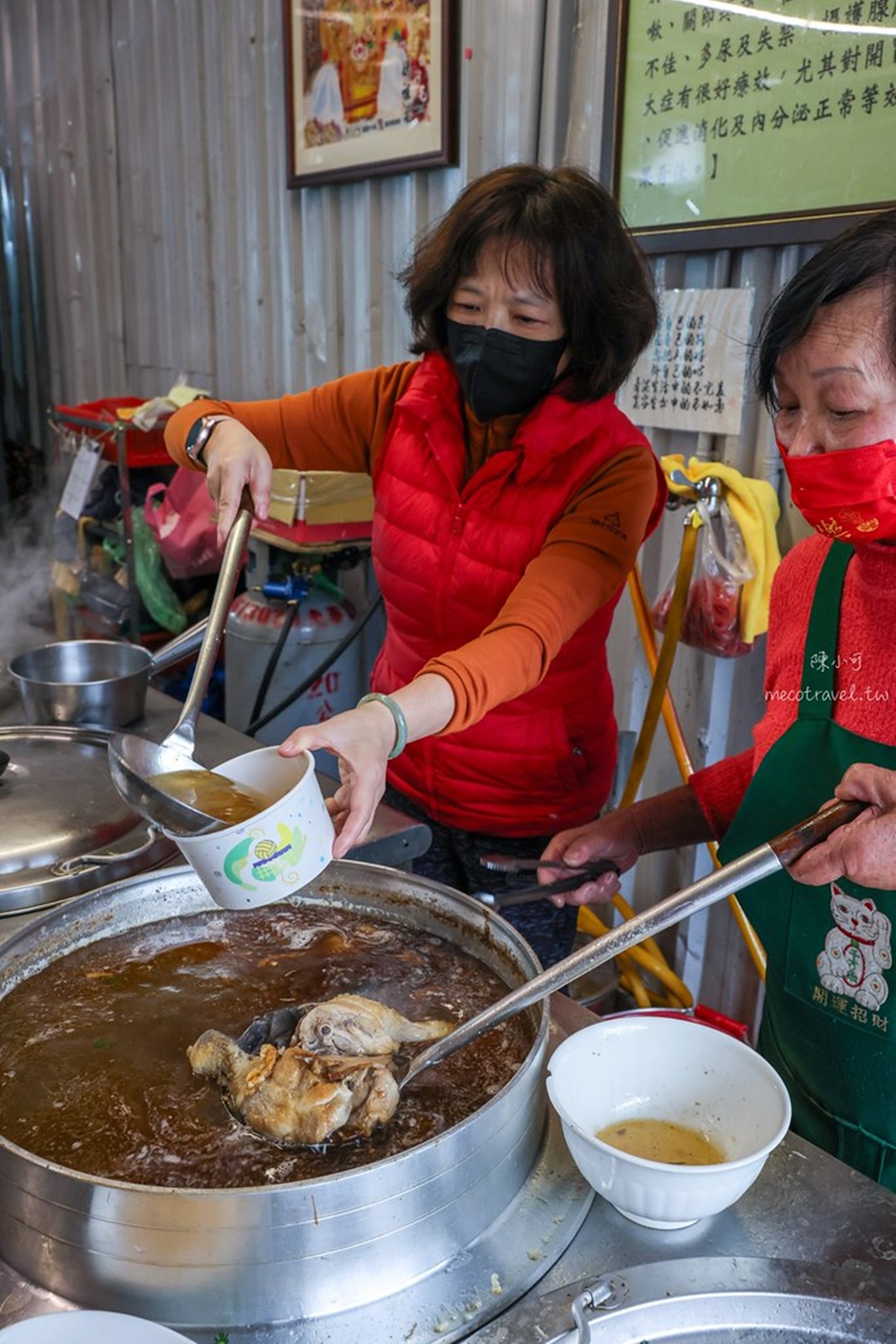 陽明山隱藏版！平菁街帆布棚麻油雞，酒香濃厚湯底免費續，紫山藥湯圓Q彈必點