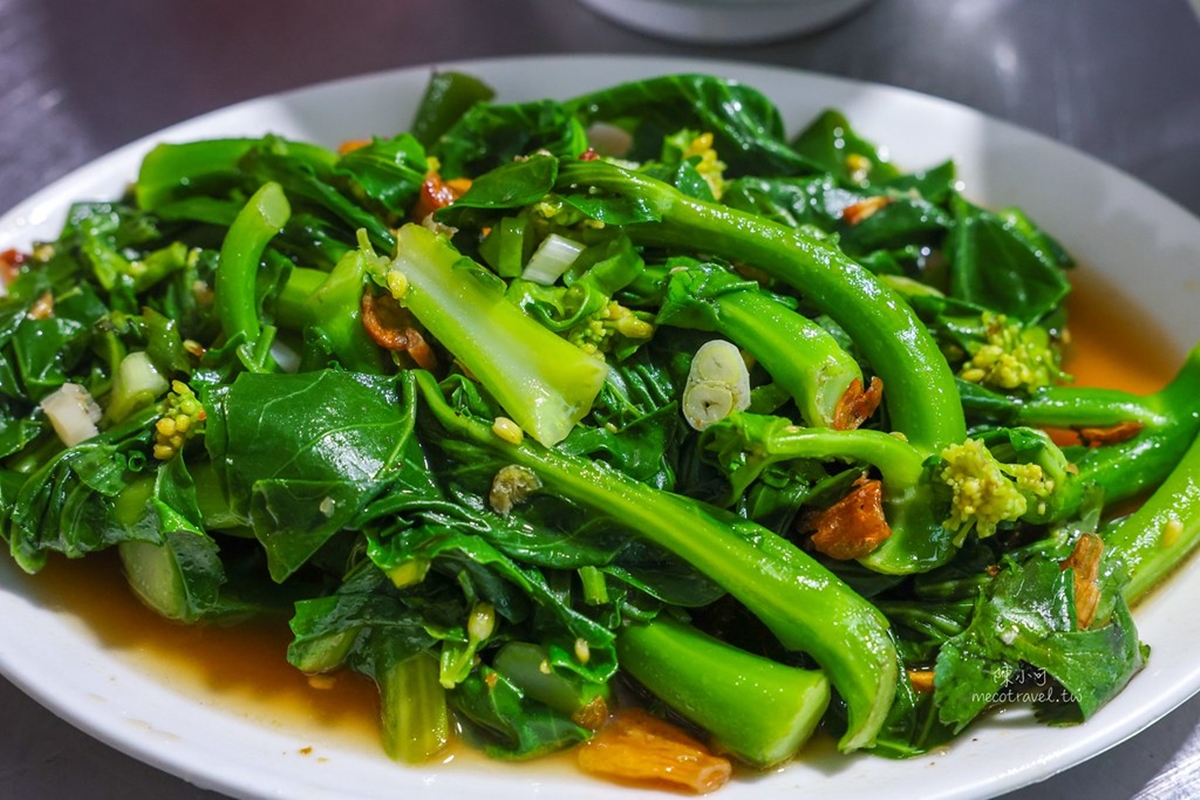 陽明山隱藏版！平菁街帆布棚麻油雞，酒香濃厚湯底免費續，紫山藥湯圓Q彈必點