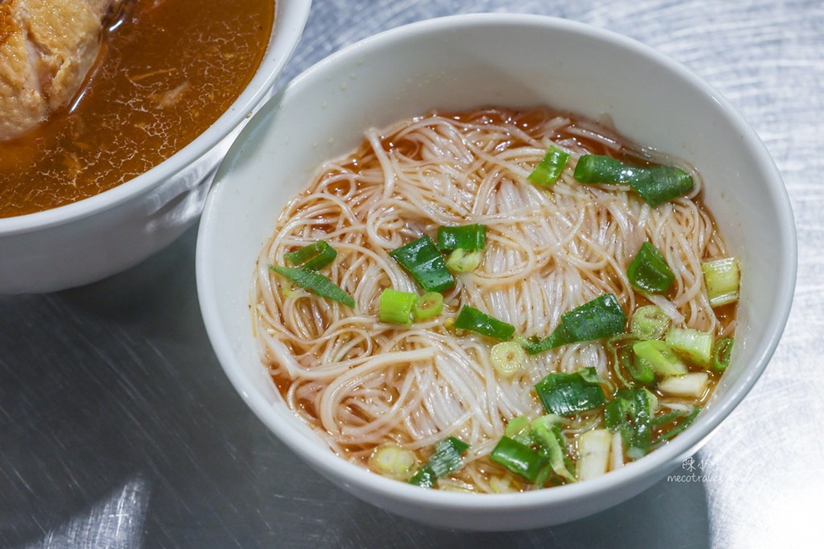 陽明山隱藏版！平菁街帆布棚麻油雞，酒香濃厚湯底免費續，紫山藥湯圓Q彈必點