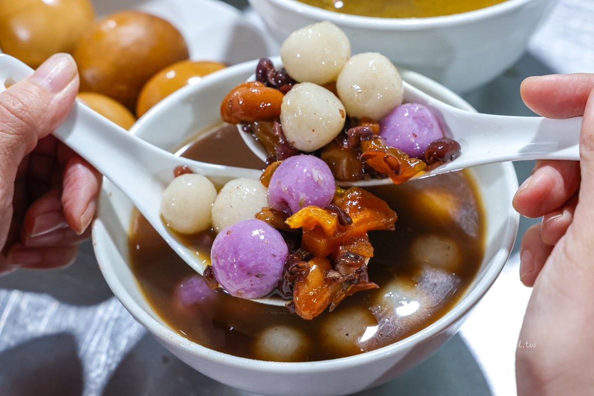 陽明山隱藏版！平菁街帆布棚麻油雞，酒香濃厚湯底免費續，紫山藥湯圓Q彈必點