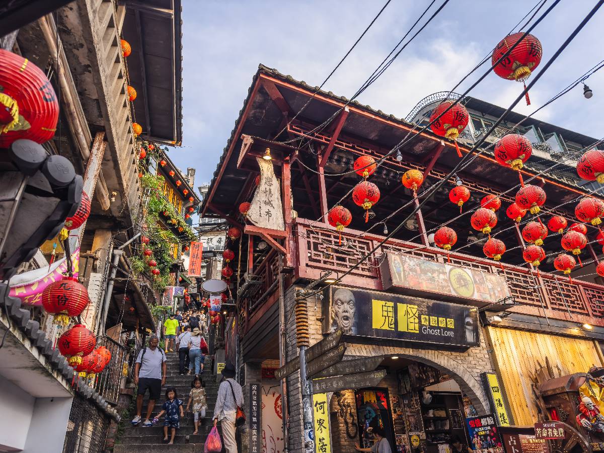 淡水、九份都輸它！2026過年必逛老街Top10，冠軍吃美食還能拜拜祈福