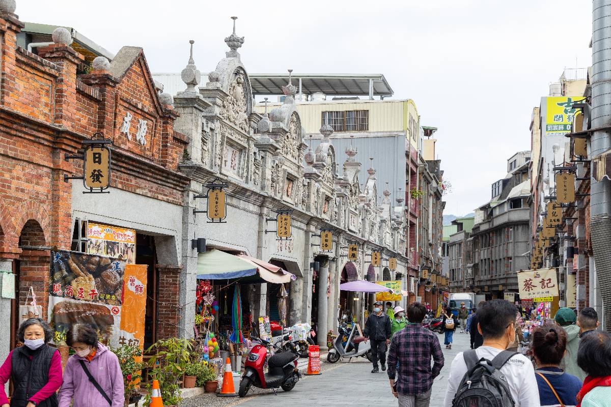 淡水、九份都輸它！2026過年必逛老街Top10，冠軍吃美食還能拜拜祈福