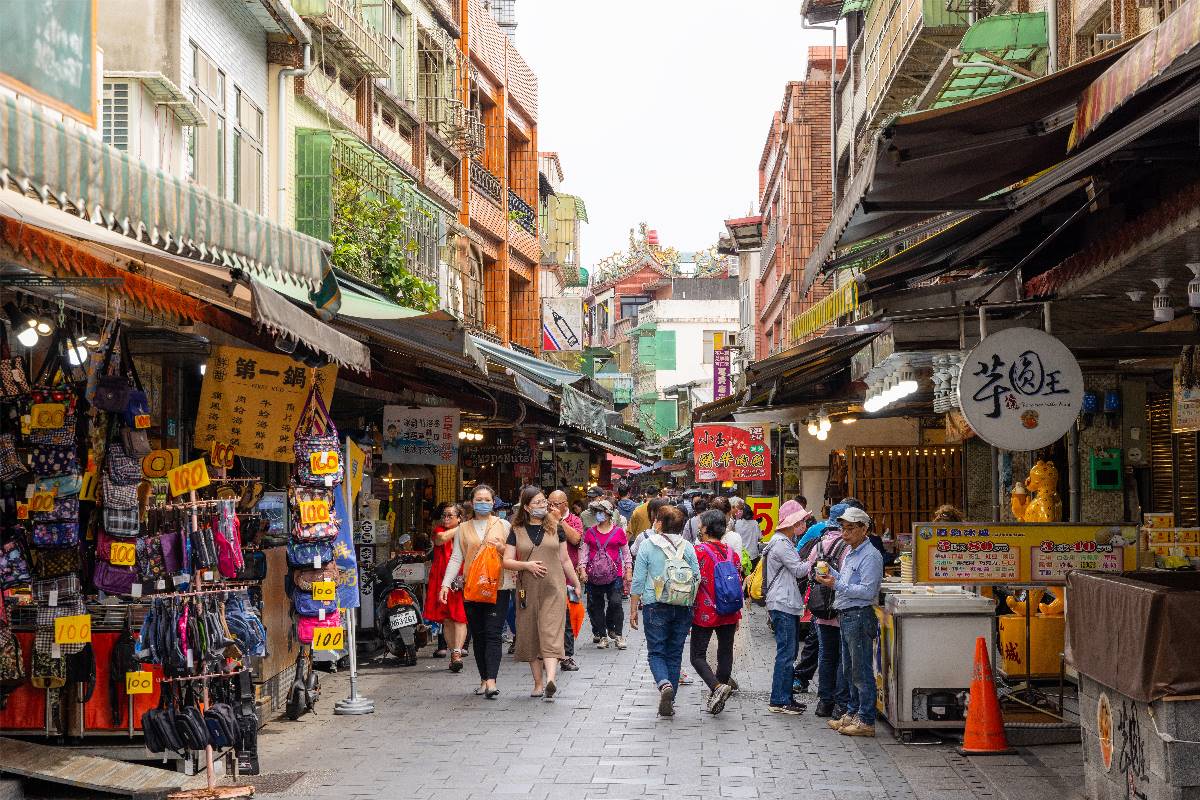 淡水、九份都輸它！2026過年必逛老街Top10，冠軍吃美食還能拜拜祈福