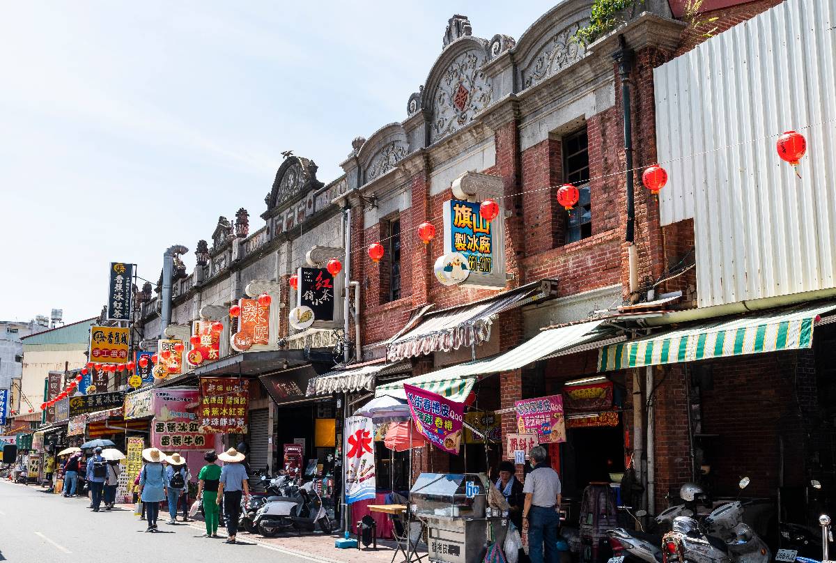 淡水、九份都輸它！2026過年必逛老街Top10，冠軍吃美食還能拜拜祈福