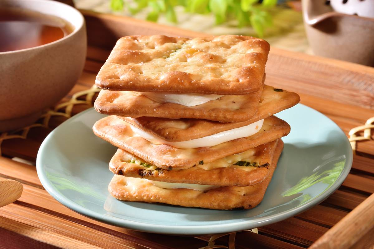 不只鳳梨酥、小泡芙！外國學生瘋搶５台灣零食，這款超有面子、連老師都愛