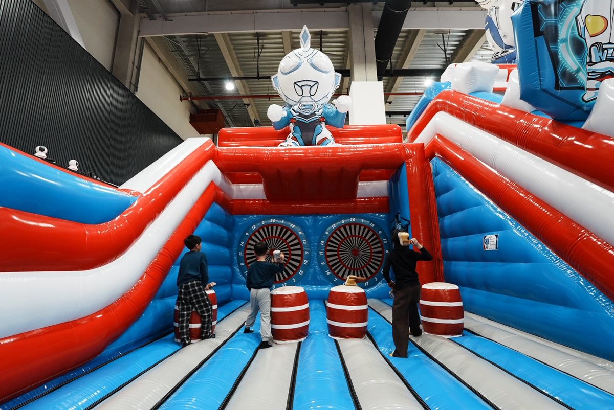 全台獨家「超人力霸王氣墊樂園」！４米溜滑梯、障礙跑酷，６設施500款周邊