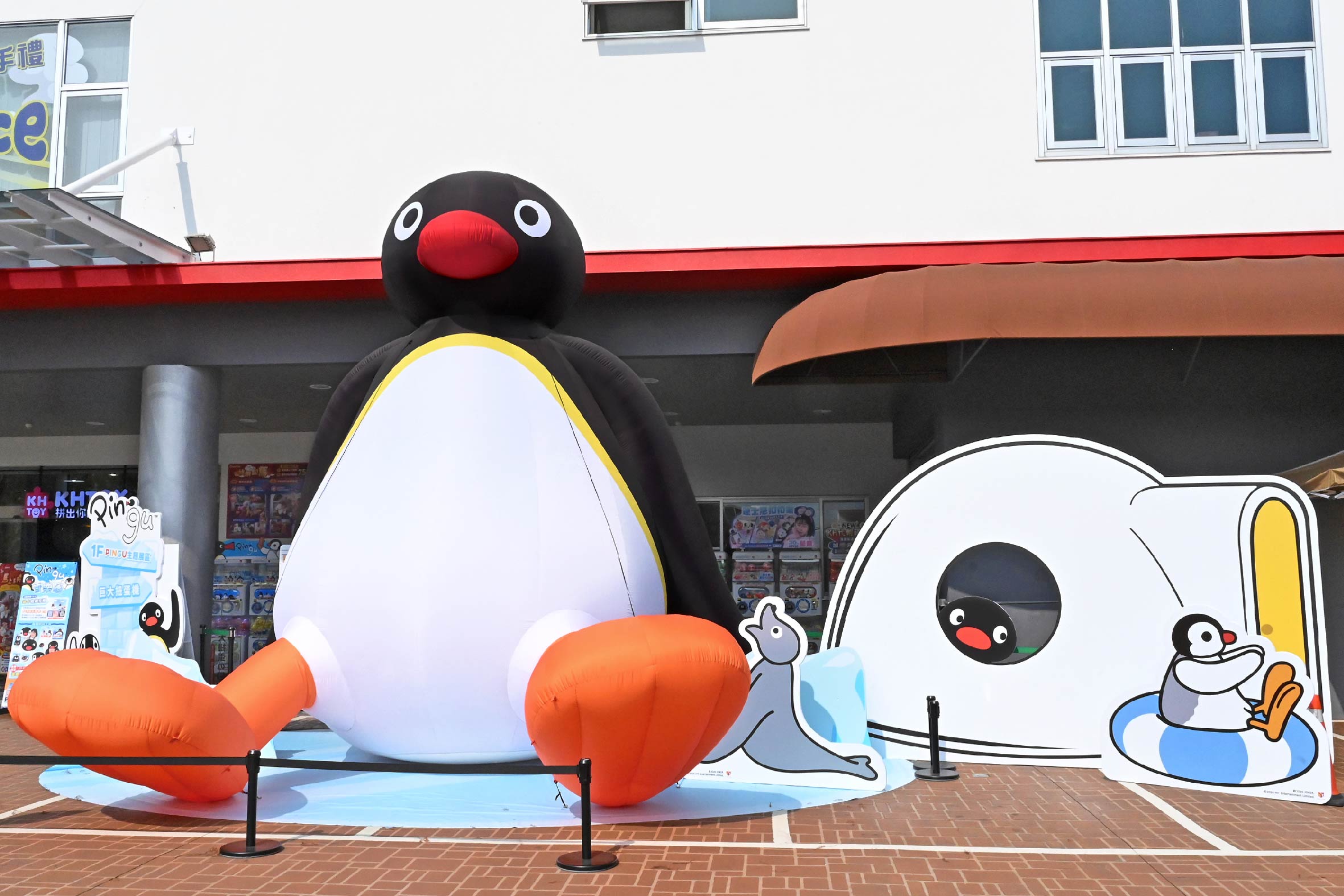 巨大Pingu現身嘉義！「三麗鷗巨大扭蛋機」抽22吋獨角獸變裝玩偶，50元滾雪球機