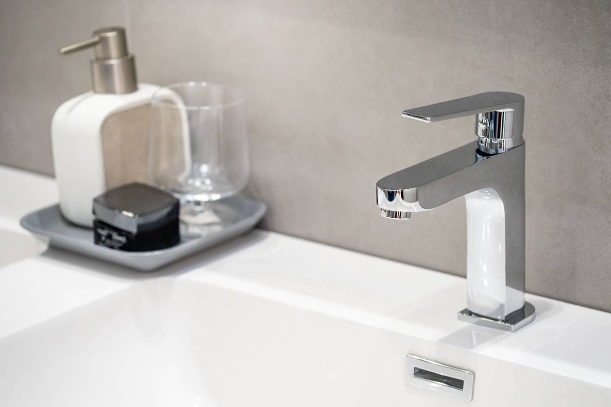 水龍頭頑固水垢怎麼清？專家曝「１神奇配方」浸泡後光亮如新，不必用力刷