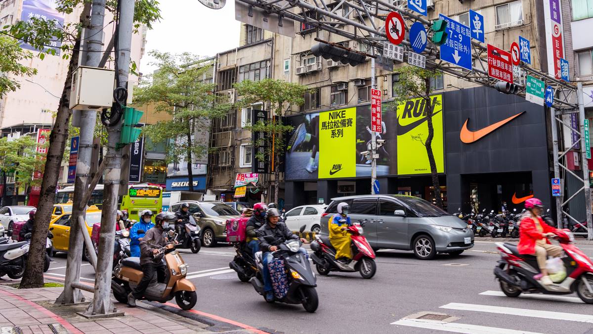 機車可不可以鑽車縫？專家給答案：碰到「１線」就違規、最高開罰1800元