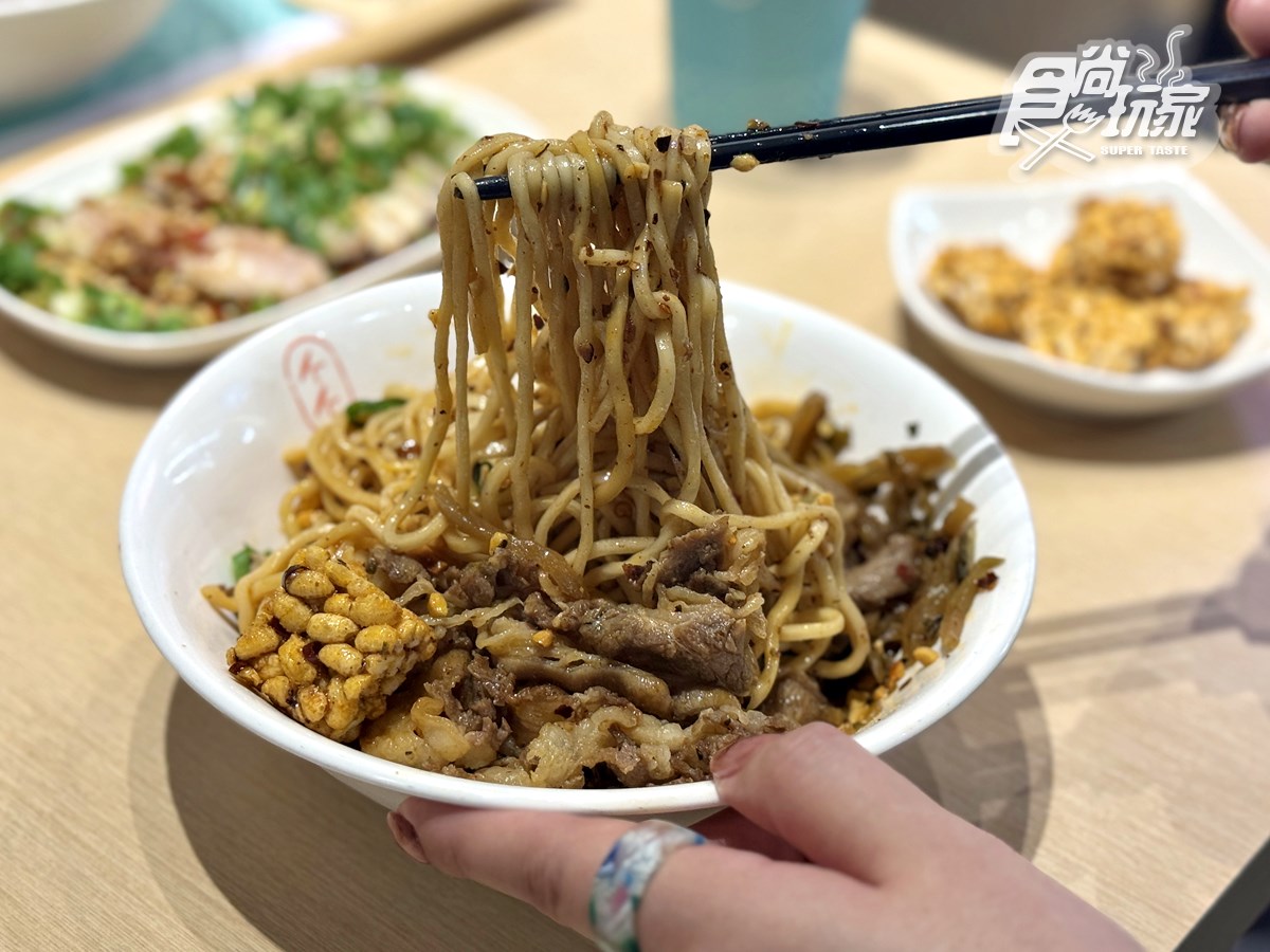 80元起吃爆！4.9星「平價銷魂燃麵」爽嗑巨無霸蟹黃麵，免費柚香小菜無限