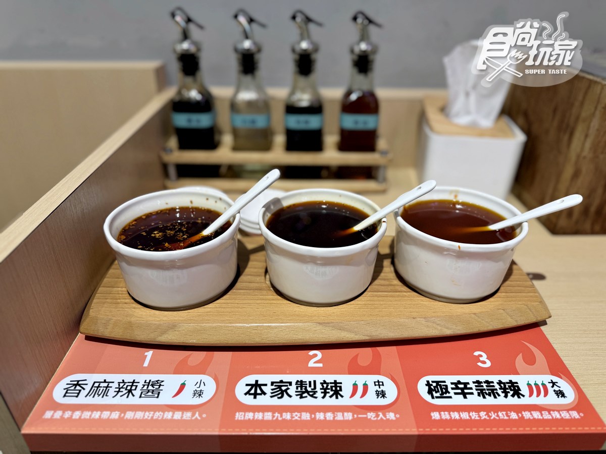 80元起吃爆！4.9星「平價銷魂燃麵」爽嗑巨無霸蟹黃麵，免費柚香小菜無限