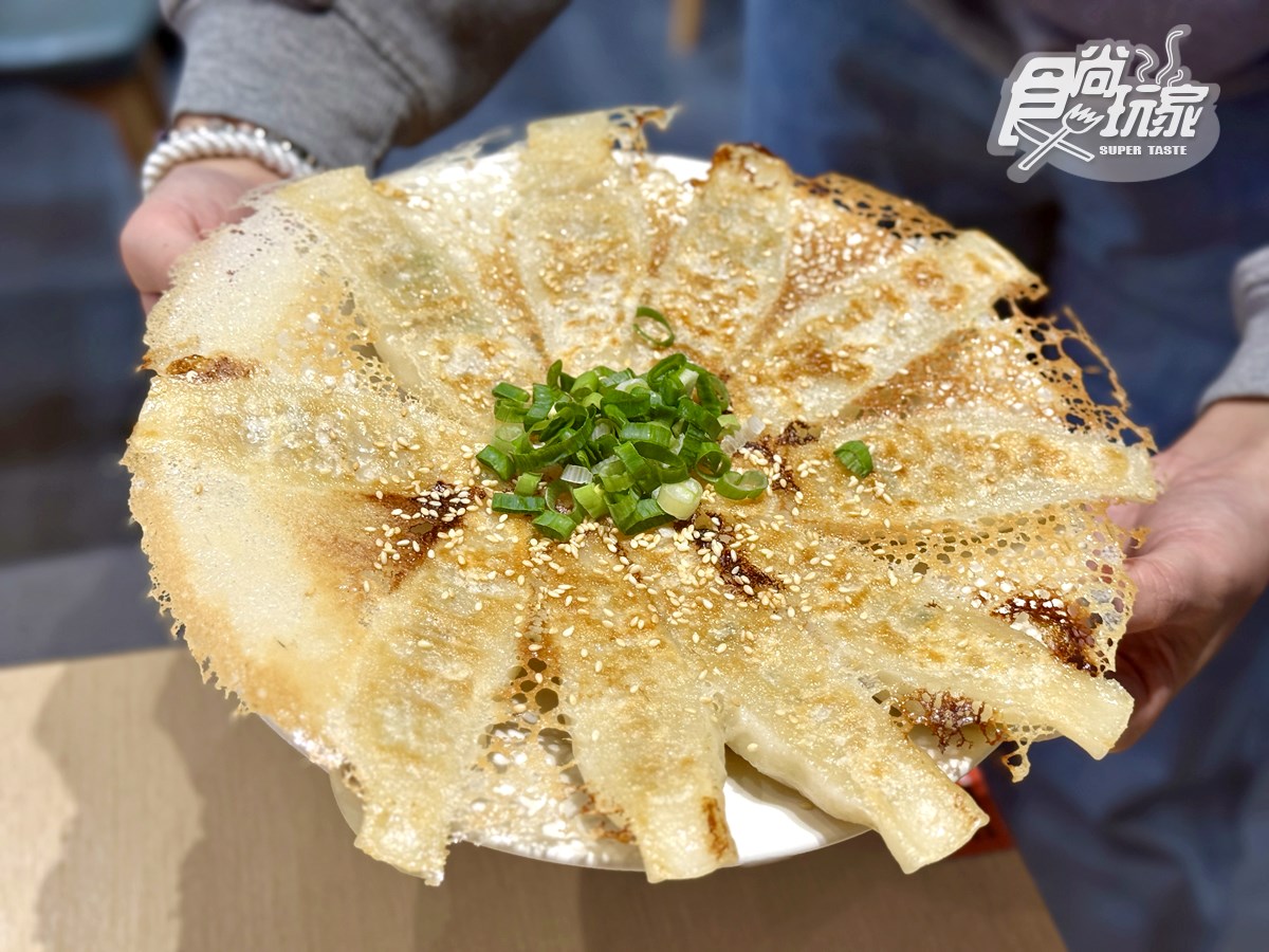 80元起吃爆！4.9星「平價銷魂燃麵」爽嗑巨無霸蟹黃麵，免費柚香小菜無限