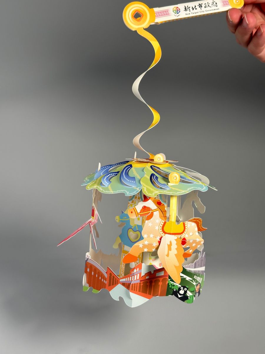 2026新北燈會攻略！旋轉木馬造型提燈免費拿，韓國最萌「線條小狗」展區必拍