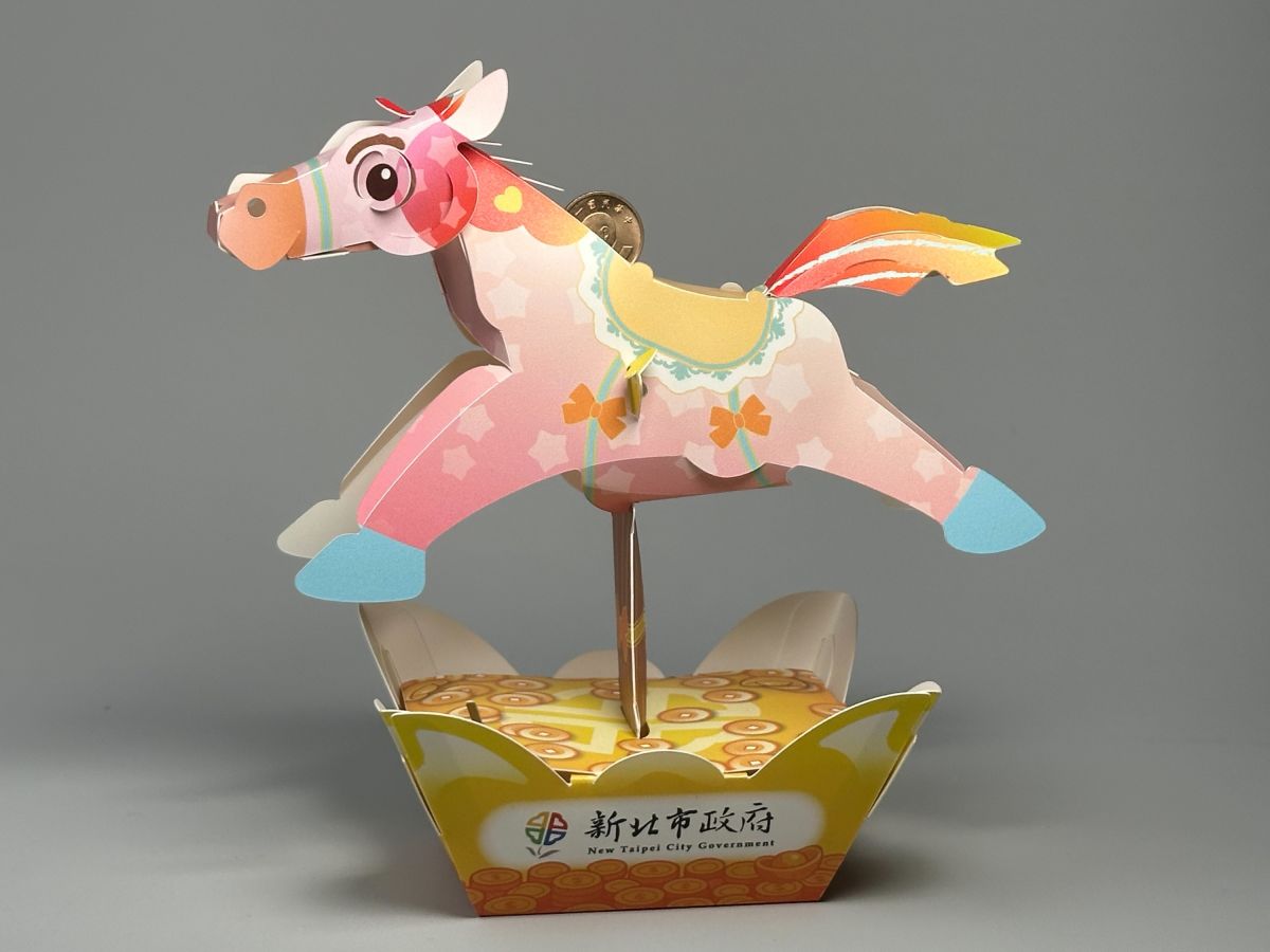2026新北燈會攻略！旋轉木馬造型提燈免費拿，韓國最萌「線條小狗」展區必拍