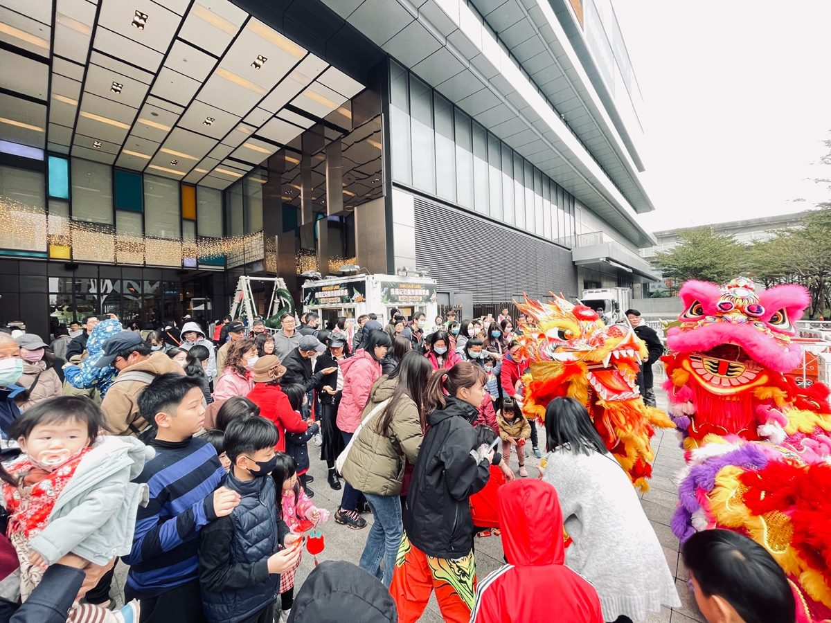 【賞燈美食祭】送150元抵用券！宏匯廣場新春優惠開跑，必玩霓虹星光樂園