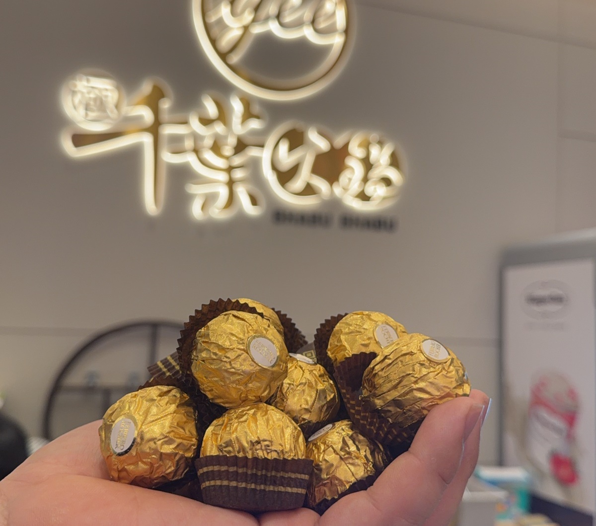 全台首間「金莎巧克力吃到飽」！799元嗑百款自助吧＋火鍋，大湖草莓無限夾