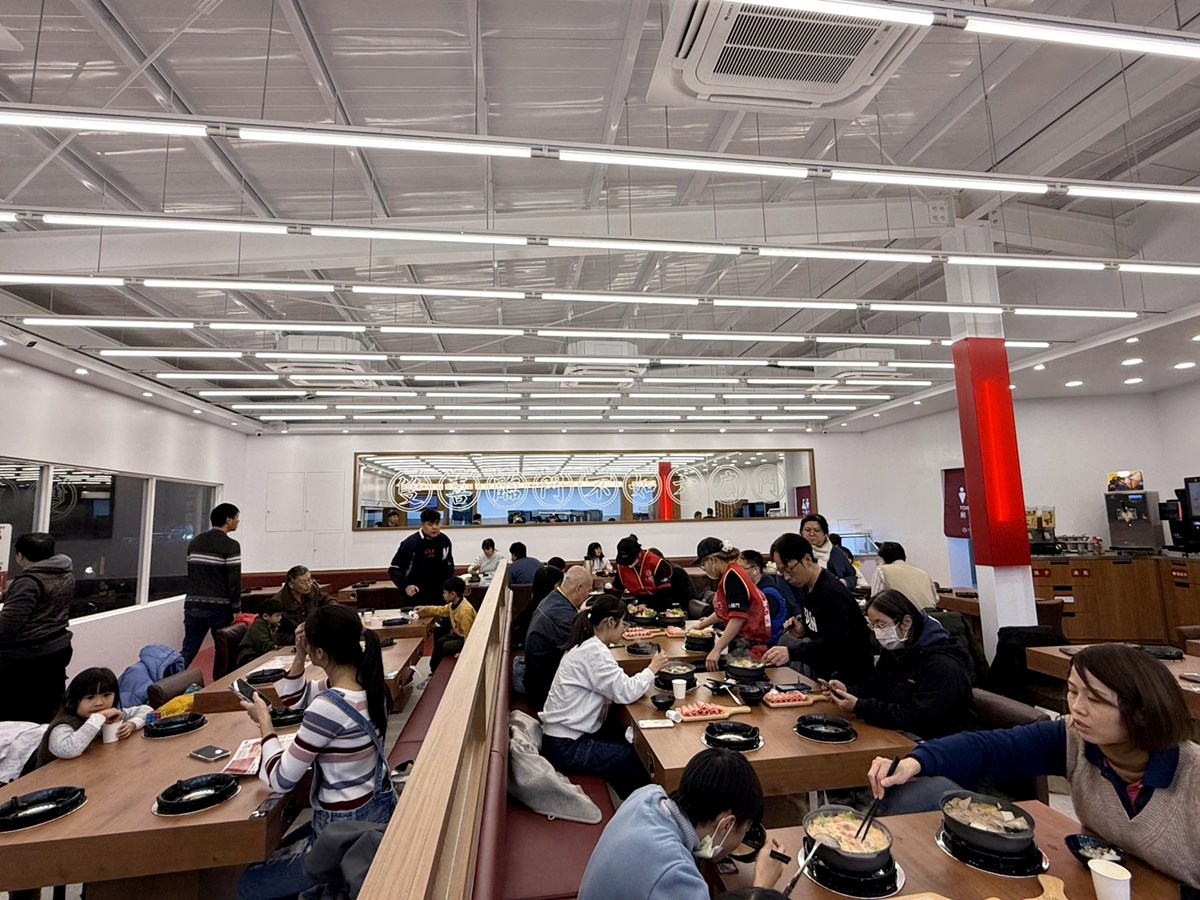 全台最狂「六扇門旗艦店」曝光！170元自助吧泡麵牆、豆花暢吃，免費送鍋料