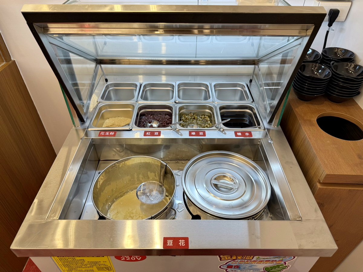 全台最狂「六扇門旗艦店」曝光！170元自助吧泡麵牆、豆花暢吃，免費送鍋料