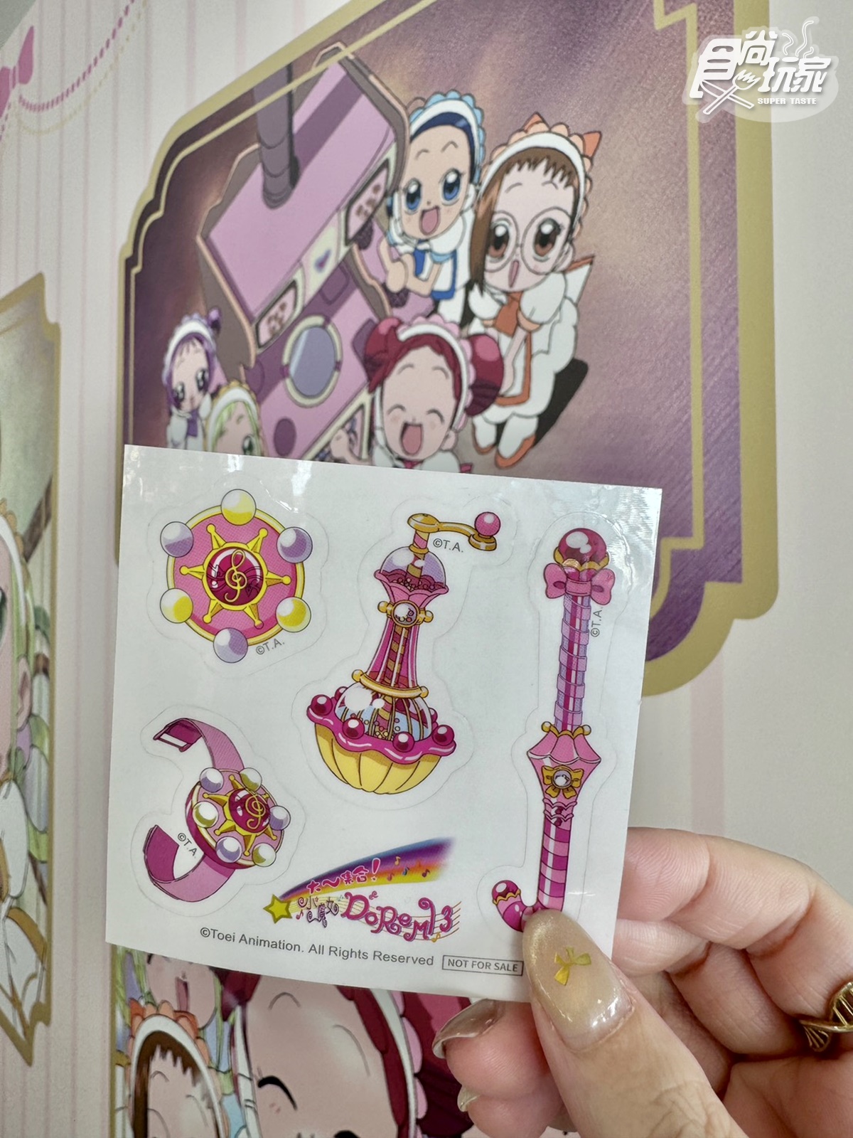 《小魔女DoReMi》咖啡廳圓夢了！魔幻舞台免費拍、甜點送道具貼紙５亮點
