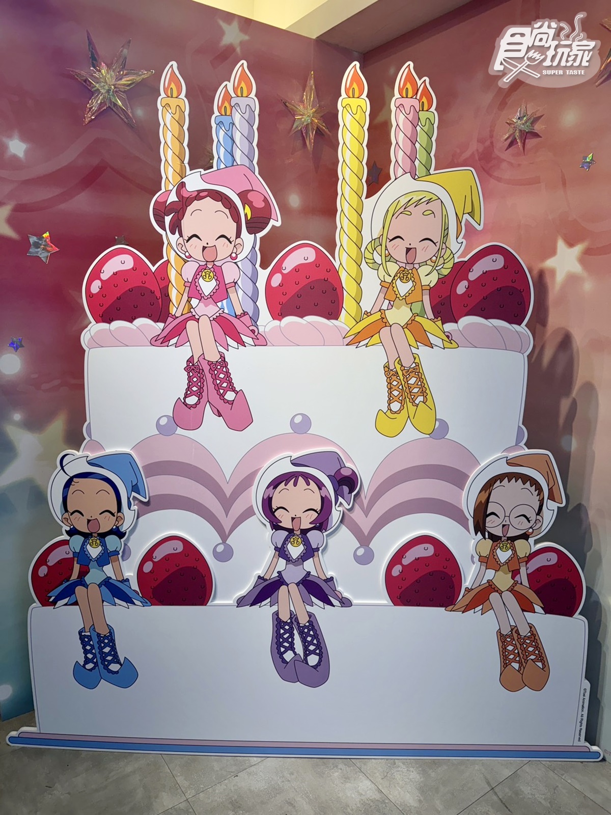 《小魔女DoReMi》咖啡廳圓夢了！魔幻舞台免費拍、甜點送道具貼紙５亮點