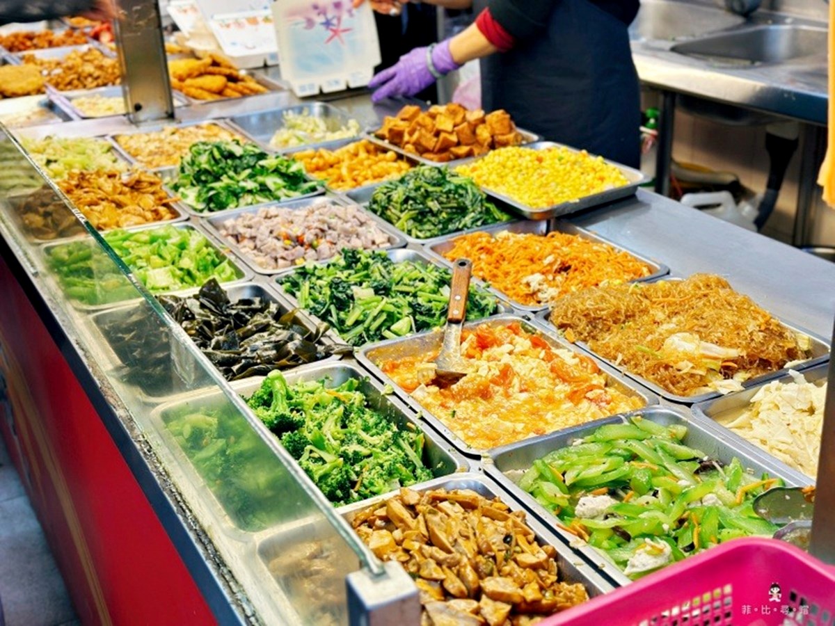 最低只要65元！高CP值「銅板價便當」嗑大雞腿＋４配菜，炒麵、湯品吃到飽