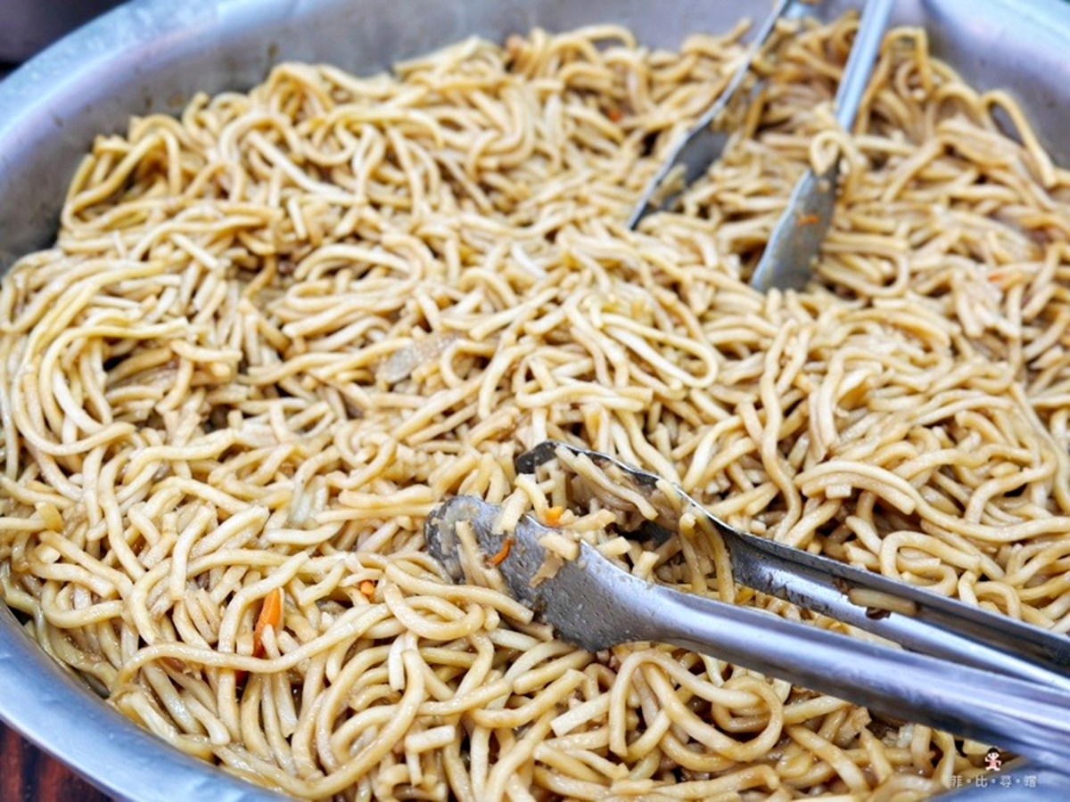 最低只要65元！高CP值「銅板價便當」嗑大雞腿＋４配菜，炒麵、湯品吃到飽