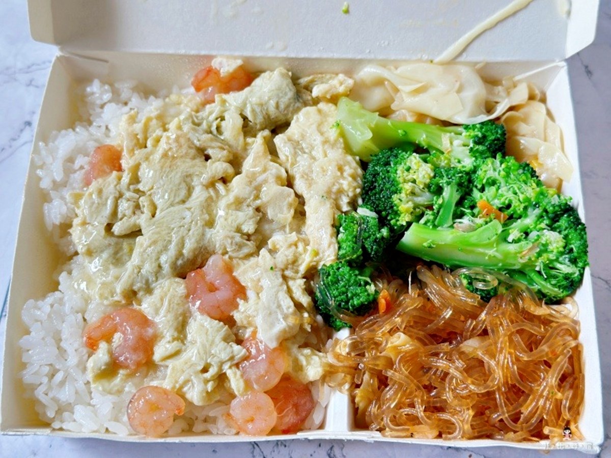 最低只要65元！高CP值「銅板價便當」嗑大雞腿＋４配菜，炒麵、湯品吃到飽