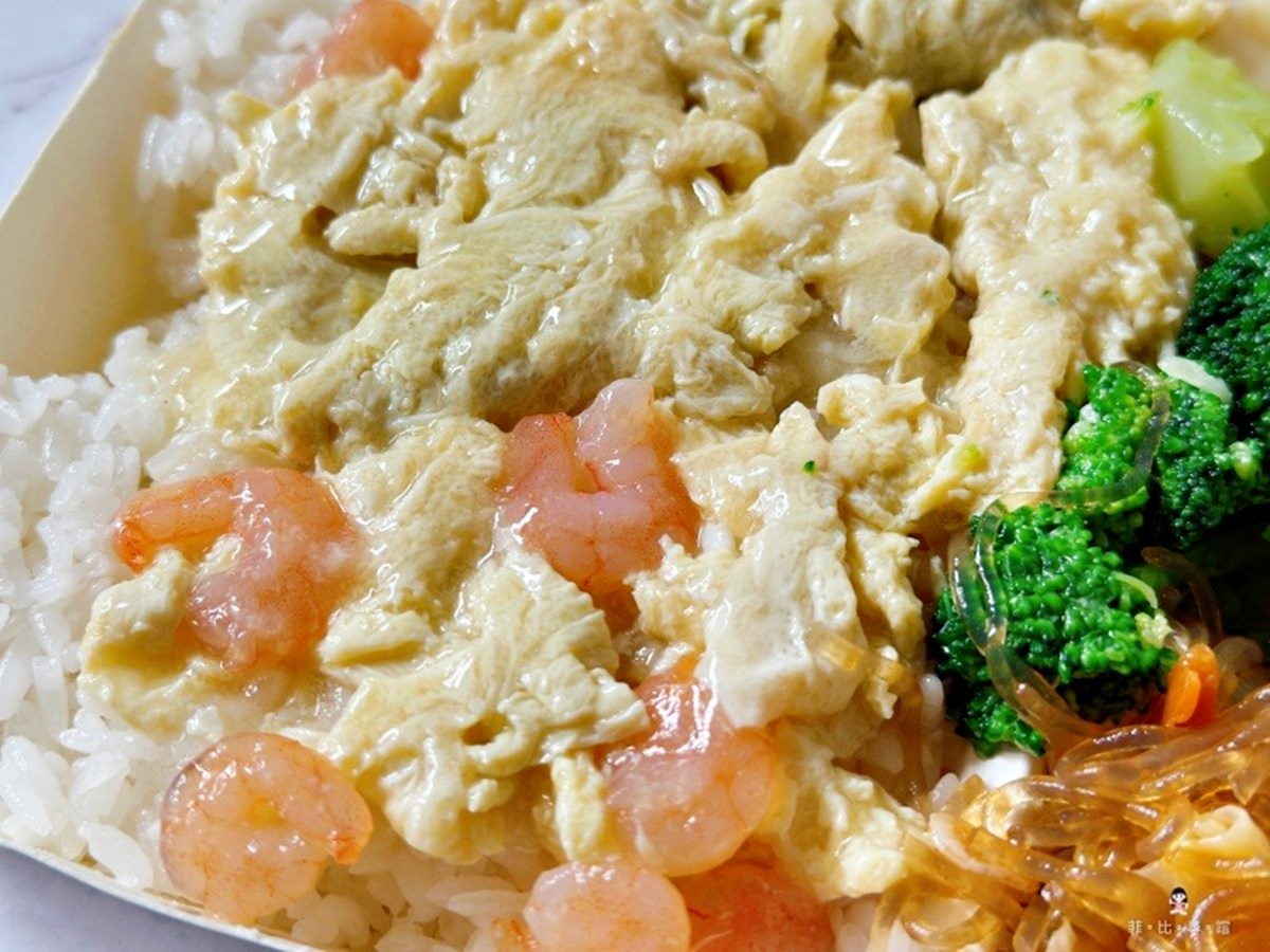 最低只要65元！高CP值「銅板價便當」嗑大雞腿＋４配菜，炒麵、湯品吃到飽