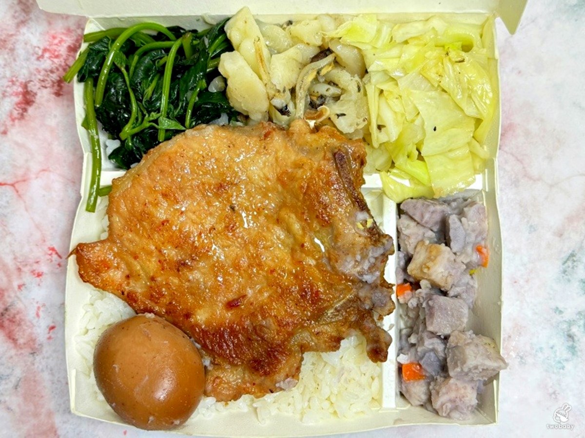 最低只要65元！高CP值「銅板價便當」嗑大雞腿＋４配菜，炒麵、湯品吃到飽