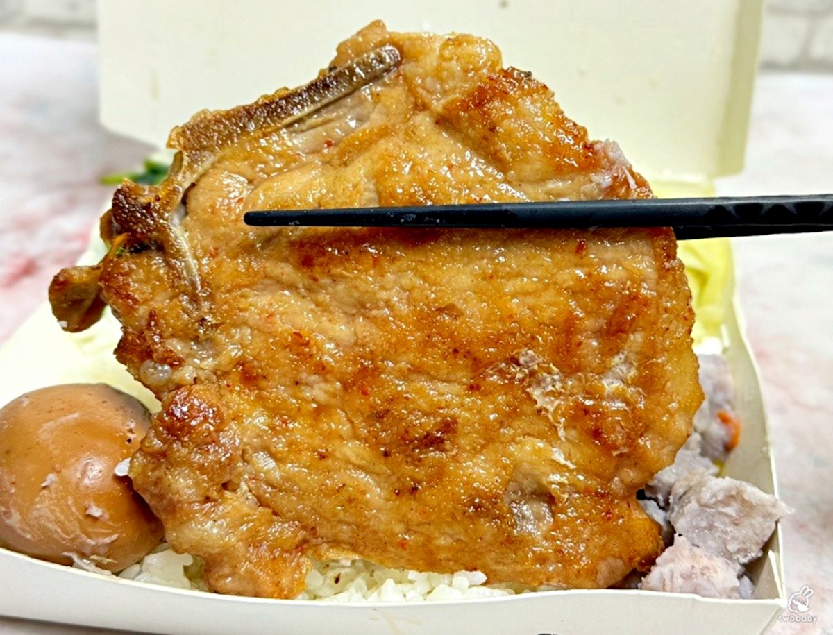 最低只要65元！高CP值「銅板價便當」嗑大雞腿＋４配菜，炒麵、湯品吃到飽