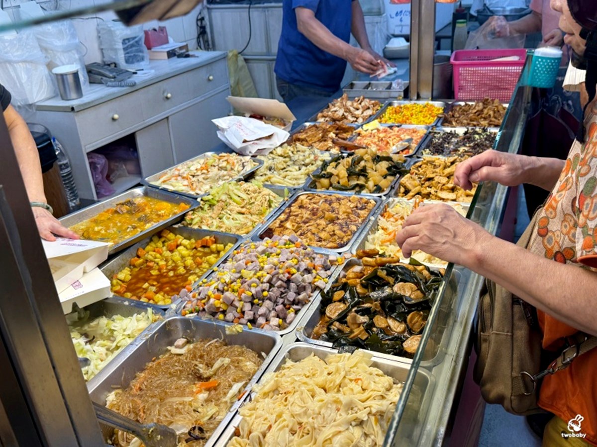 最低只要65元！高CP值「銅板價便當」嗑大雞腿＋４配菜，炒麵、湯品吃到飽