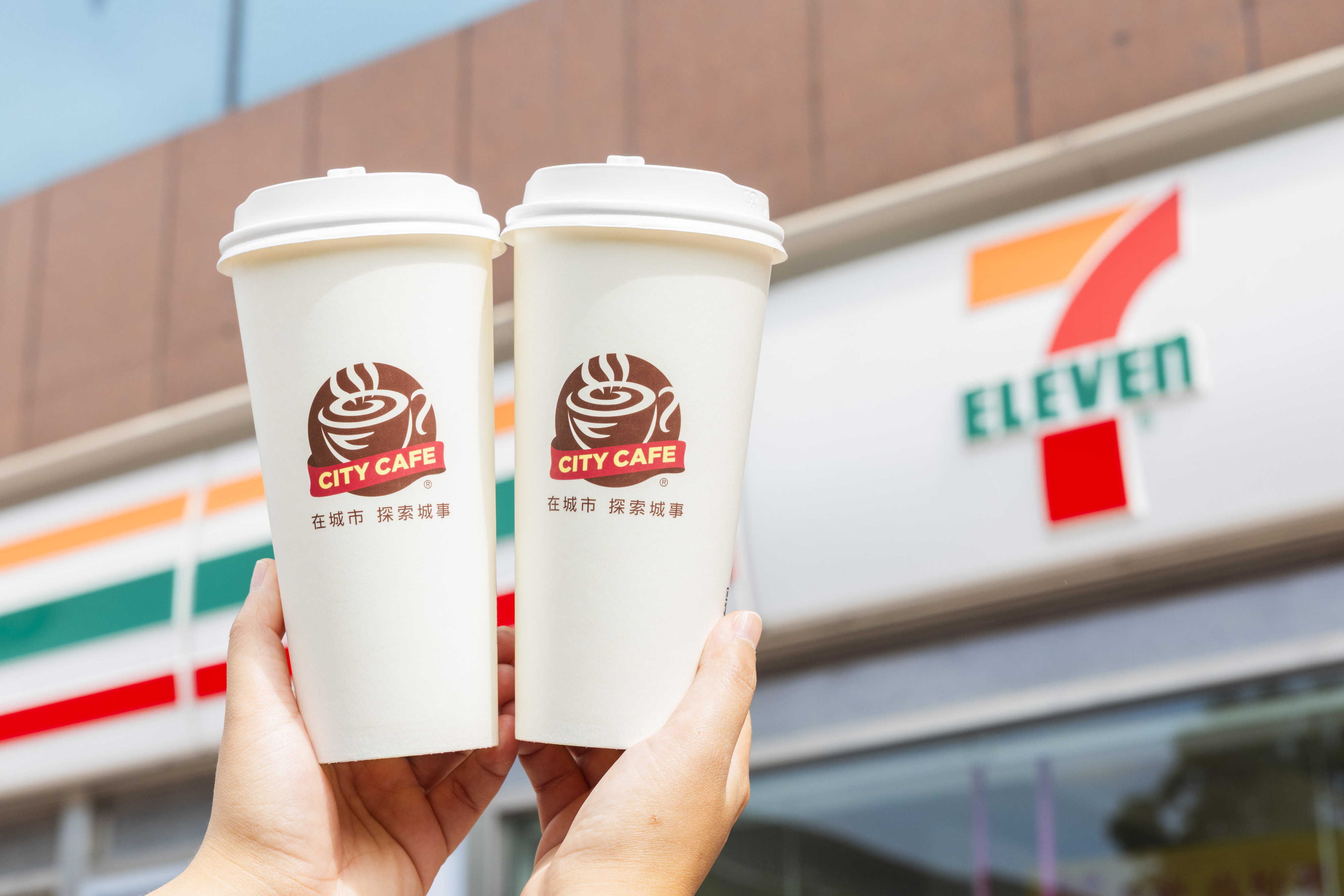 7-11咖啡、珍奶買８送８！超商春節優惠：喝10元拿鐵、全家零食第２件０元