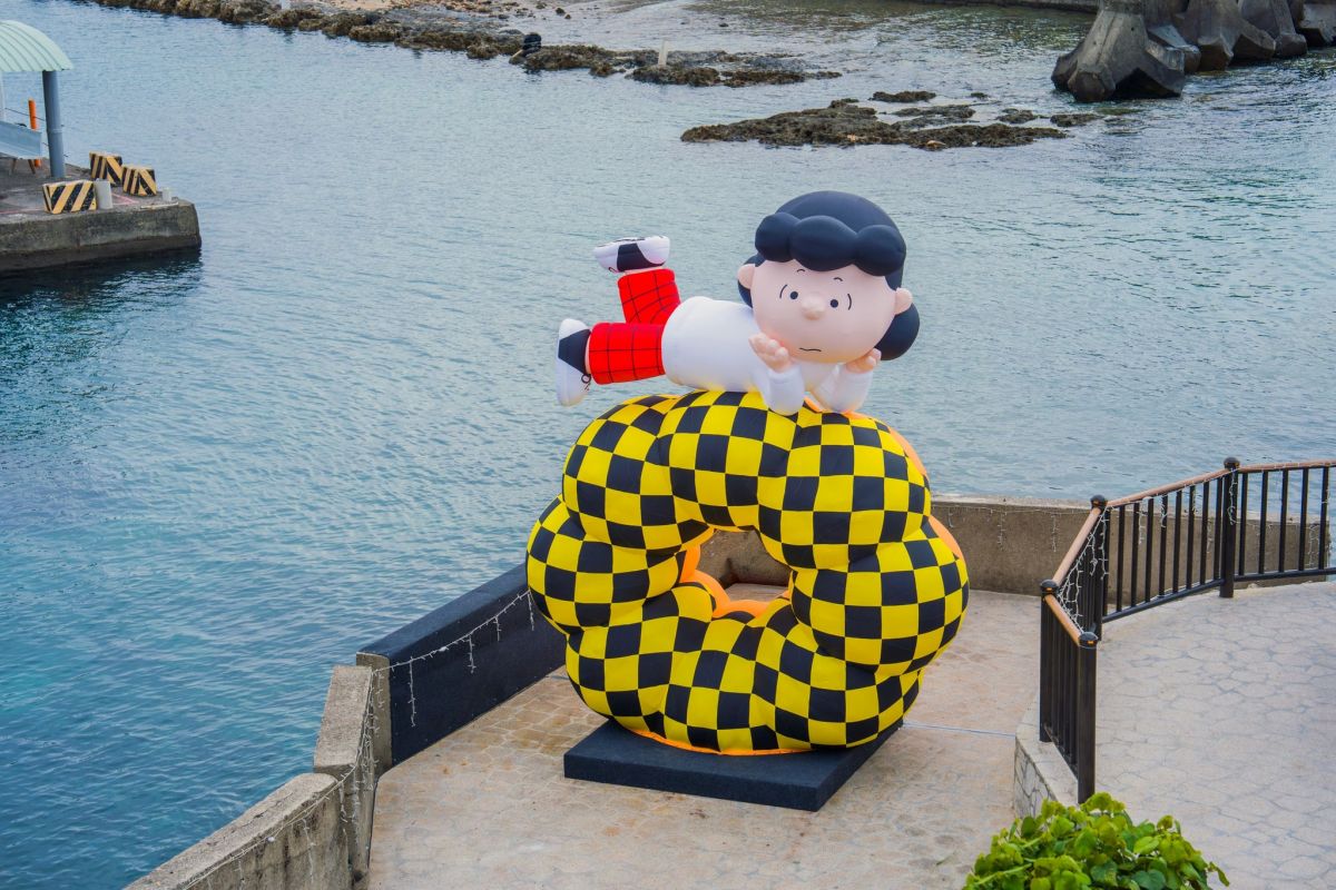海邊出現巨大史努比甜甜圈！過年走春必訪屏東７大打卡點，情人節點燈整個月