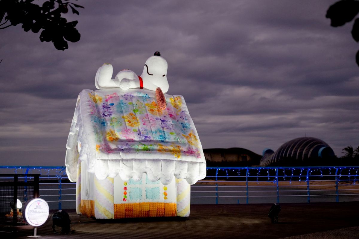 海邊出現巨大史努比甜甜圈！過年走春必訪屏東７大打卡點，情人節點燈整個月